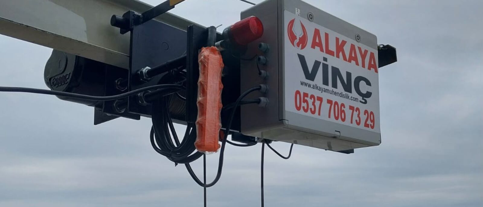 Tek kiriş üzerinde çalışan Alkaya Mühendislik monoray vinç sistemi