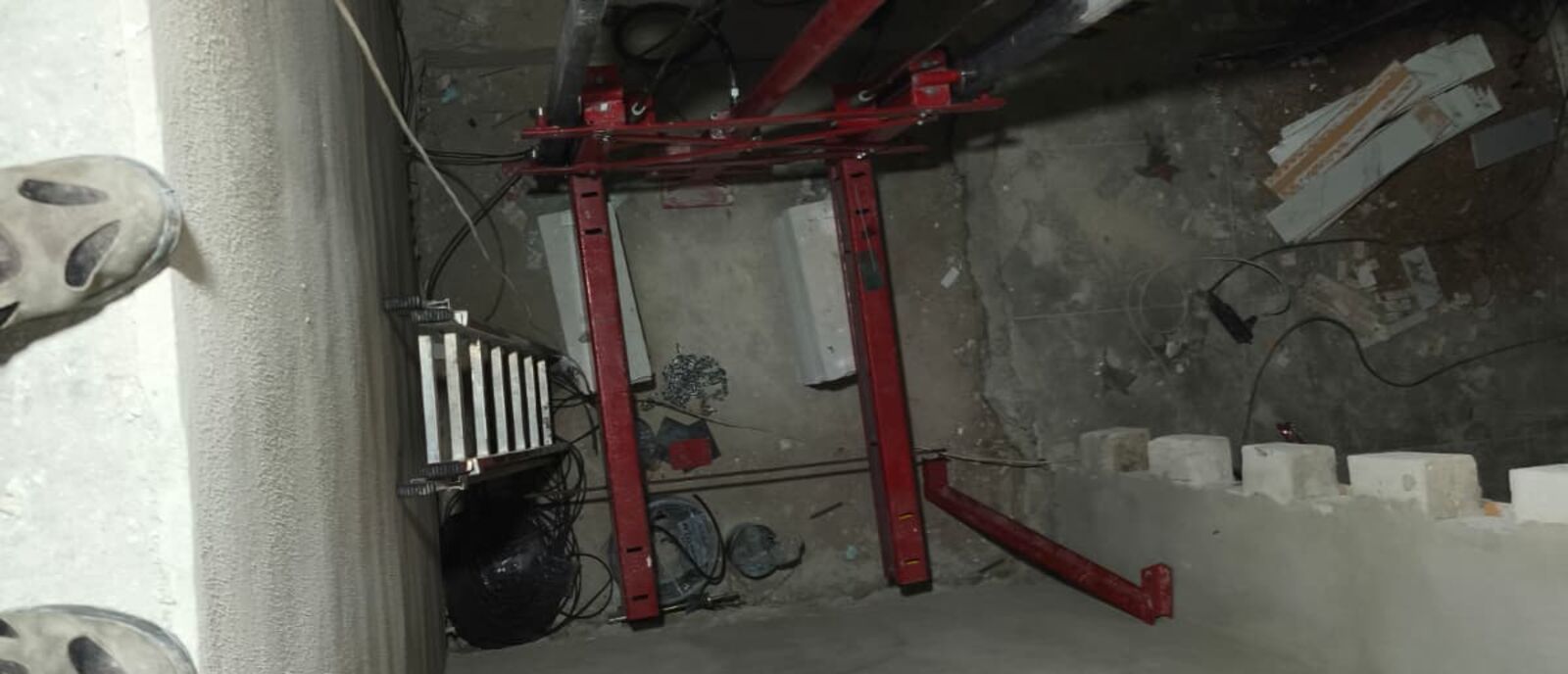 Kuyu içinde hidrolik yük asansörü taşıyıcı konstrüksiyon montajı