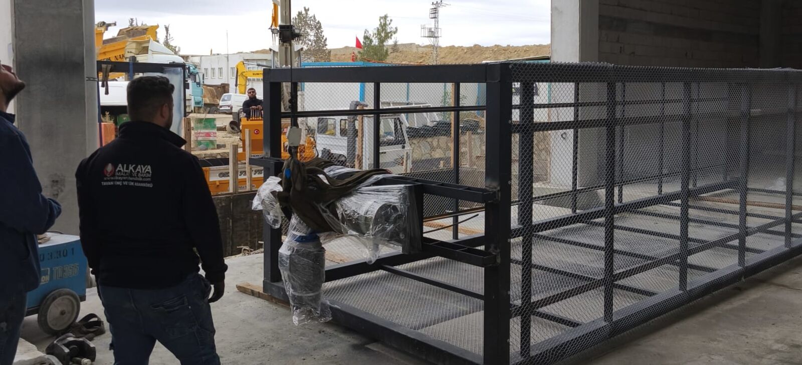 Alkaya Mühendislik ekibi sahada 1500 kg kapasiteli halatlı yük asansörünün platform kafesini monte ediyor