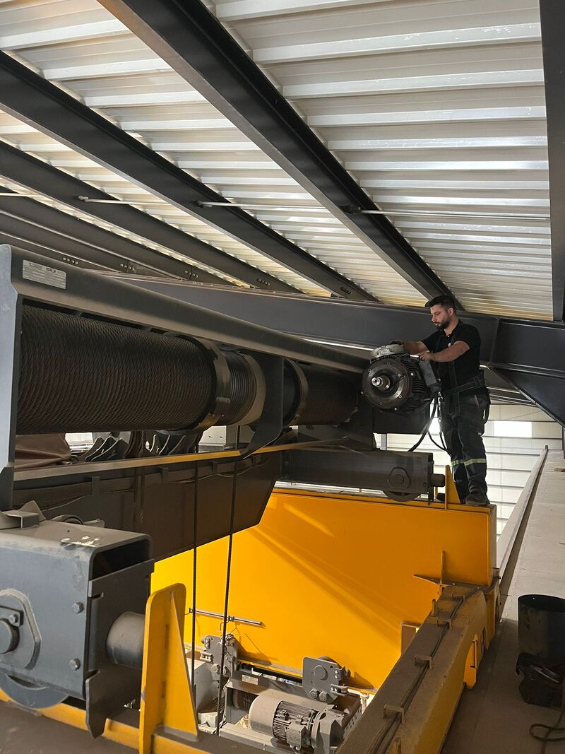 Alkaya Mühendislik teknisyeni Kipaş Holding tesisinde 40 ton kapasiteli çift kirişli köprülü vincin tahrik motoru üzerinde çalışıyor